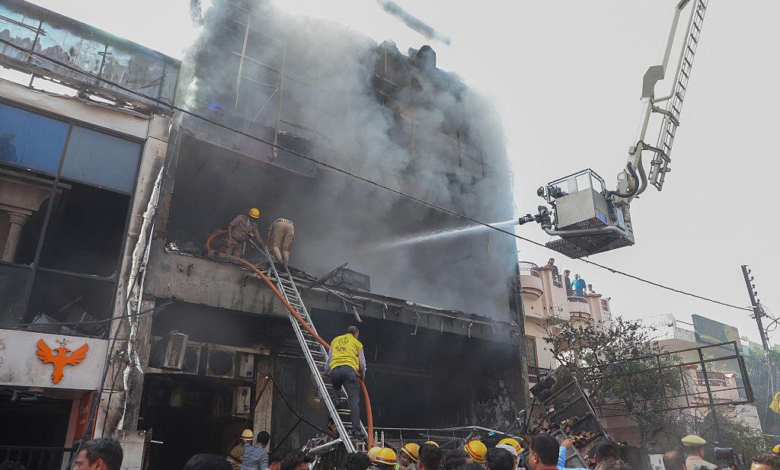 Photo of Lucknow Aliganj Fire Tragedy: 15 लोगों की मौत, सीएम योगी ने बनाई SIT, 4 गिरफ्तार