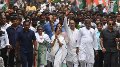 Photo of तृणमूल कांग्रेस (TMC) में आई बगावत ने Mamata Banerjee के सामने अब तक की सबसे बड़ी राजनीतिक चुनौती खड़ी कर दी है। रिपोर्टों के अनुसार 80 में से 58 विधायक बागी खेमे के साथ खड़े हो गए हैं और Ritabrata Banerjee को विधानसभा में विपक्ष का नेता (LoP) मान्यता भी मिल चुकी है।