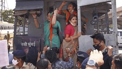 Photo of कौन हैं वो लड़की जिसने अकेले रोकी प्रदर्शनकारियों को ले जा रही पुलिस वैन? मुंबई के छात्र आंदोलन का VIDEO क्यों हुआ वायरल