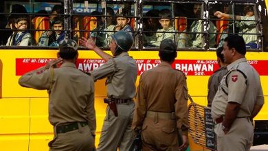 Photo of उत्तर प्रदेश: फतेहाबाद में स्कूल बस पर कांवड़ियों के पथराव का आरोप, बुंदेलखंड में 28 लाख मिलने के बाद पत्नी की वापसी चर्चा में