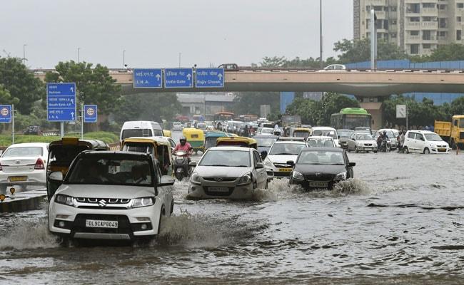 Photo of दिल्ली-NCR से यूपी तक बारिश का कहर: जलभराव से जनजीवन प्रभावित, लखनऊ समेत कई जिलों में मौसम विभाग का अलर्ट