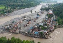 Photo of Nepal Flash Flood: हजारों घर बह गए, पर लहरों से जीत गया ये हरा मकान! जानें- मदद की आस लगाए परिवार का क्या हुआ ???