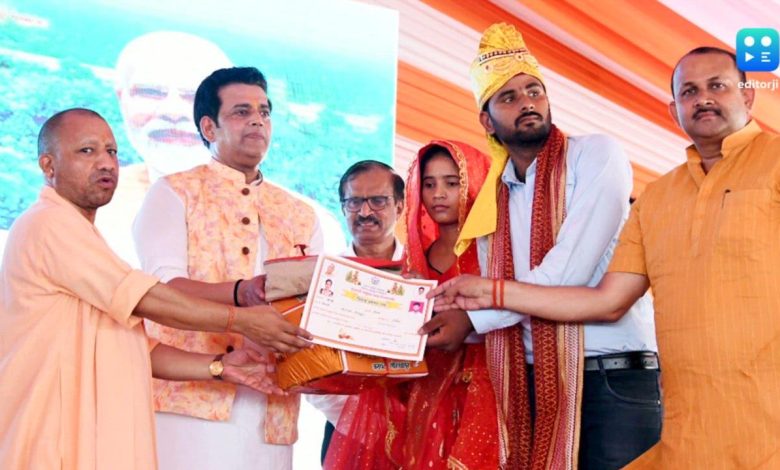Photo of श्रावस्ती: मुख्यमंत्री सामूहिक विवाह योजना से गरीब जोड़े का नाम कटा, रिश्वत न देने का आरोप; डीएम कार्यालय पहुंचा परिवार