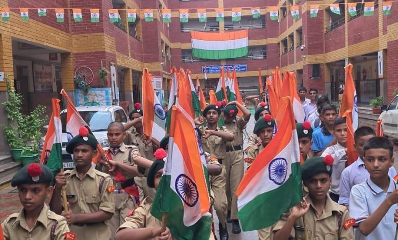 Photo of 15 अगस्त को स्कूलों की छुट्टी कैंसिल, कक्षा 1 से 12 तक के छात्रों को आना होगा, DM का आदेश जारी???