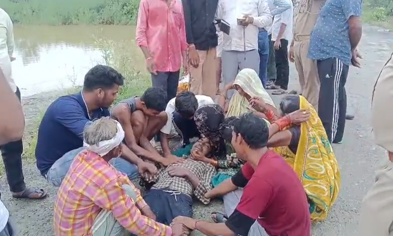 Photo of अरिल नदी में नहाने गए पांच युवक डूबे, राहगीर ने चार की बचाई जान, 17 वर्षीय मोहित की मौत ???