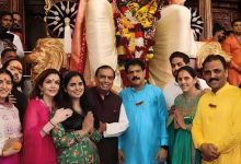 Photo of मुंबई में लालबागचा राजा के दरबार में उमड़ी भक्तों की भीड़, पहले दिन 48.50 लाख रुपये का दान, तीसरे दिन चढ़ावे का आंकड़ा 53 लाख रुपये तक पहुंचने की खबर???