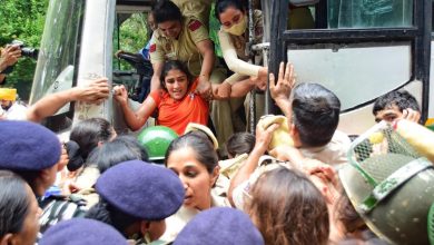 Photo of Jantar Mantar Protest: – दिल्ली में रिपीट हुआ ‘रिया अहीर मोमेंट’, जंतर-मंतर पर महिला ने रोकी प्रदर्शनकारियों से भरी पुलिस बस ???