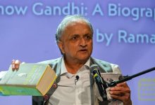 Photo of रामचंद्र गुहा ने बेंगलुरु इंटरनेशनल सेंटर में लॉन्च की ‘Arguments with Gandhi’, गांधी के विचारों और असहमतियों पर केंद्रित है किताब ???
