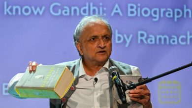 Photo of रामचंद्र गुहा ने बेंगलुरु इंटरनेशनल सेंटर में लॉन्च की ‘Arguments with Gandhi’, गांधी के विचारों और असहमतियों पर केंद्रित है किताब ???
